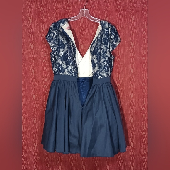 CHI CHI Navy Blue Lace Cap Sleeve Back Zip Pockets Dress Size 12 - Picture 5 of 16